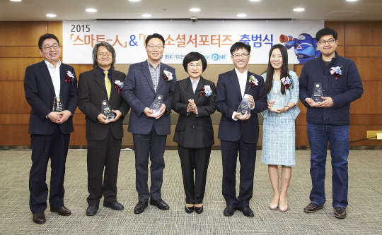 IBK기업은행(행장 권선주)은 교수 및 업계 전문가 6명을 'IBK스마트금융 자문위원'으로 위촉했다고 20일 밝혔다. IBK스마트금융 자문위원은 관련 분야 국내외 최신 동향을 공유하고 스마트금융 상품과 서비스에 대해 자문하는 활동을 하게 된다. 이날 서울 을지로 본점에서 진행된 위촉식에서 (왼쪽부터) 조광수 연세대 정보대학원 교수, 최재홍 강릉원주대 과학기술대학 교수, 황승익 한국NFC 대표이사, 권선주 IBK기업은행장, 이영환 건국대 금융IT학과 교수, 박소영 페이게이트 대표, 오동우 NHN 넥스트 교수가 기념촬영을 하고 있는 모습.
